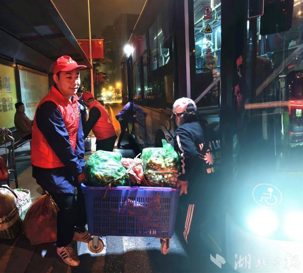 财新网 从7人到爆满！武汉蔬菜公交的“早市守护”